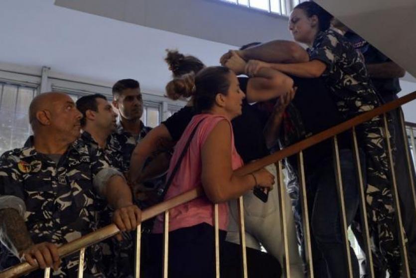 متظاهرون يقتحمون مقر وزارة العدل