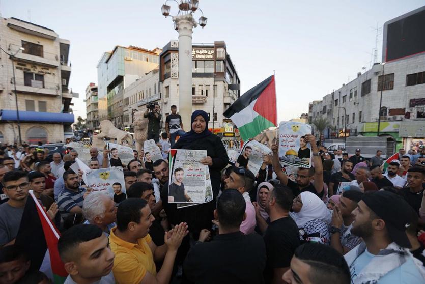 وقفة إسناد للأسير المريض ناصر أبو حميد وسط رام الله