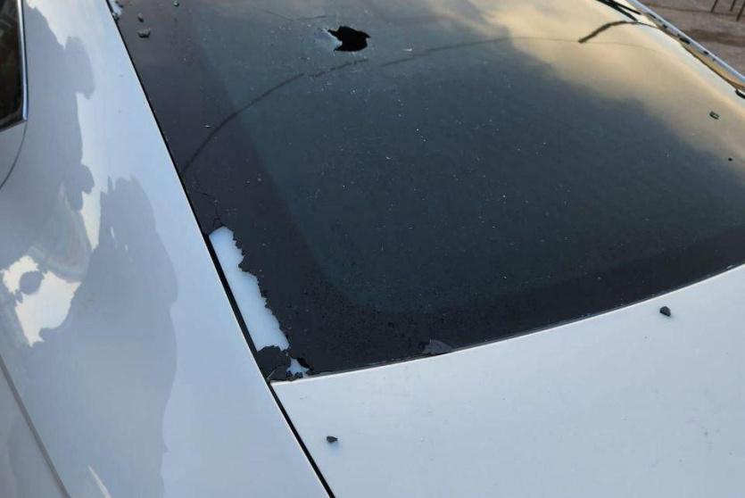 المركبة التي أصيبت بعملية إطلاق نار قرب حاجز بيت فوريك شرق نابلس