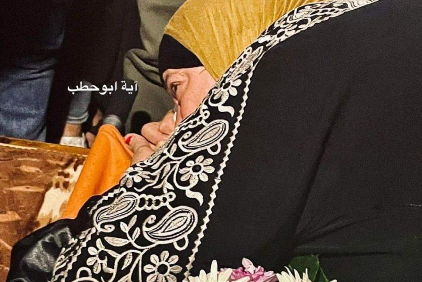 ام تودع ابنها الشهيد في رام الله