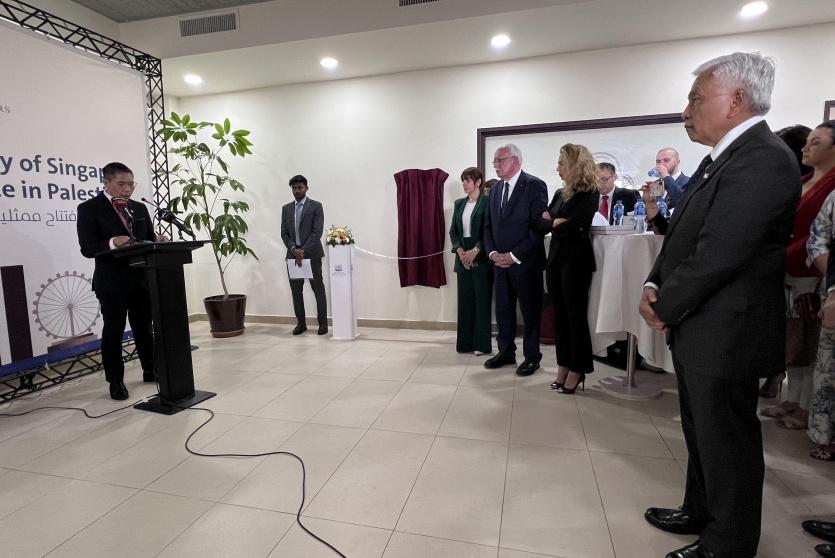 جانب من افتتاح مكتب تمثيل رسمي لسنغافورة في مدينة رام الله 