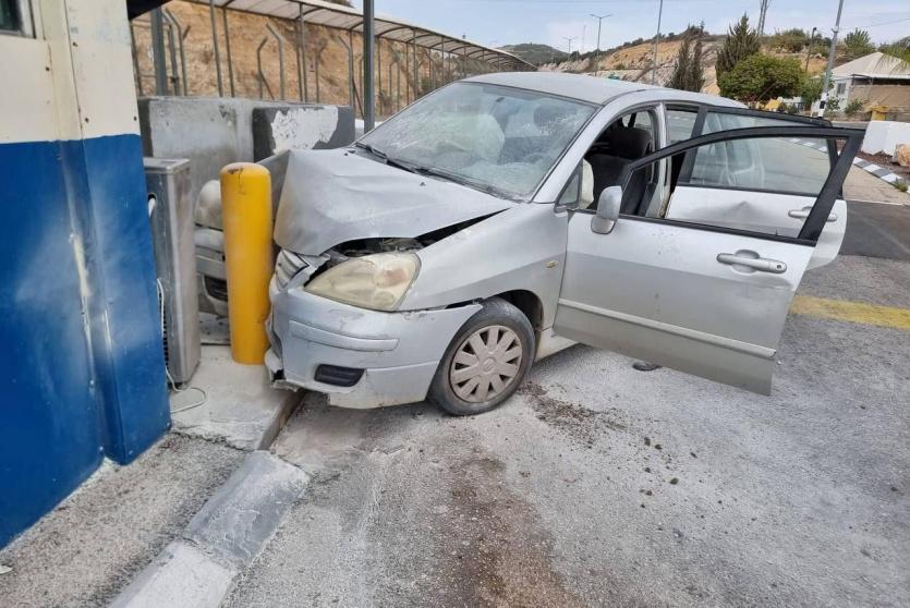 السيارة التي اصطدمت بالحاجز