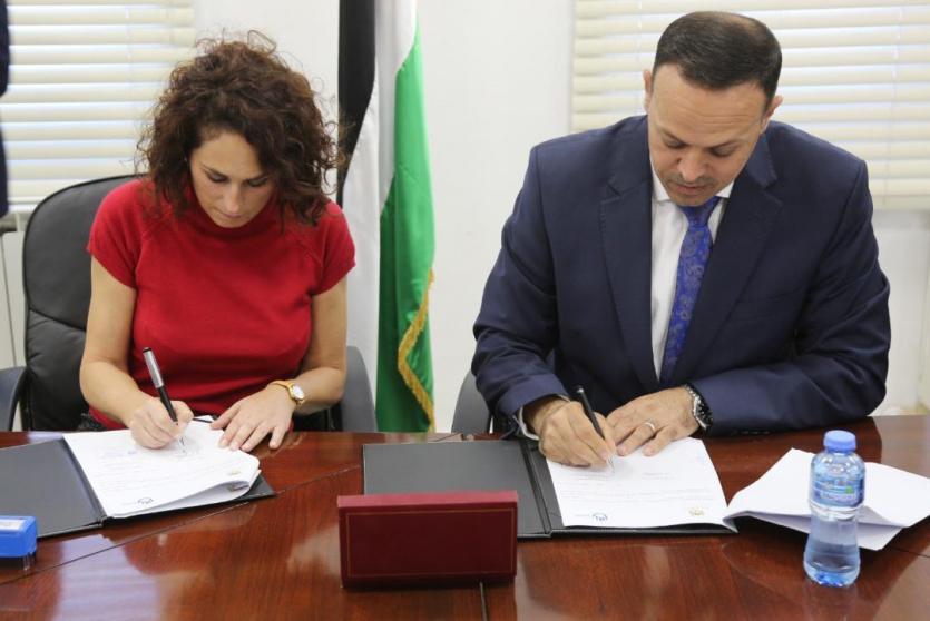 جانب من توقيع الاتفاقية 