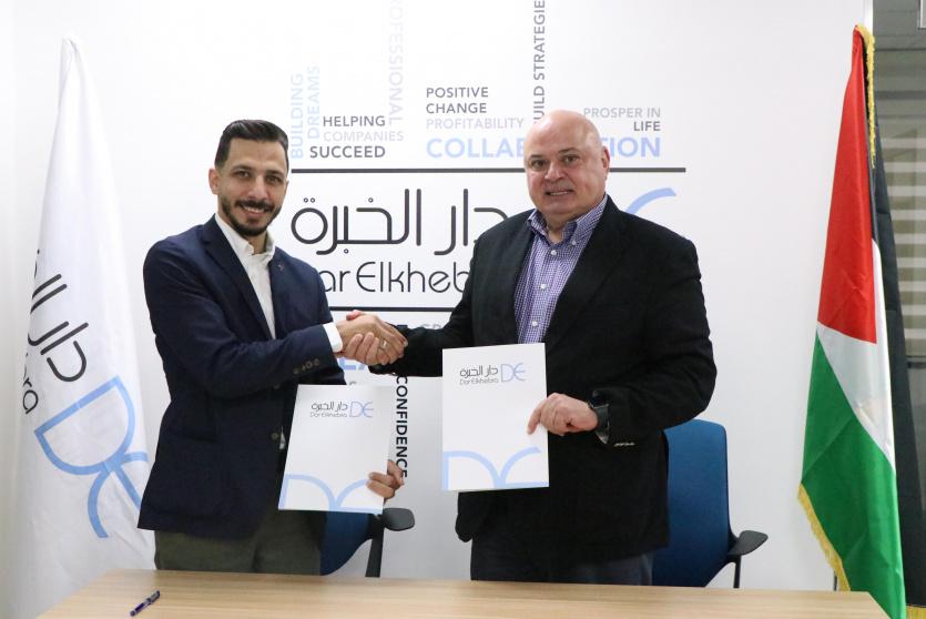 جانب من توقيع الاتفاقية