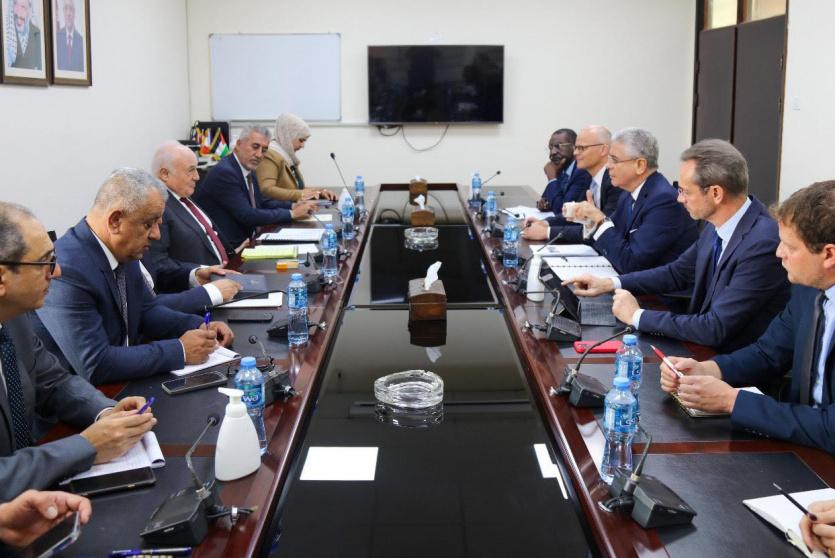 جانب من الاجتماع الذي عقد في وزارة المالية في رام الله