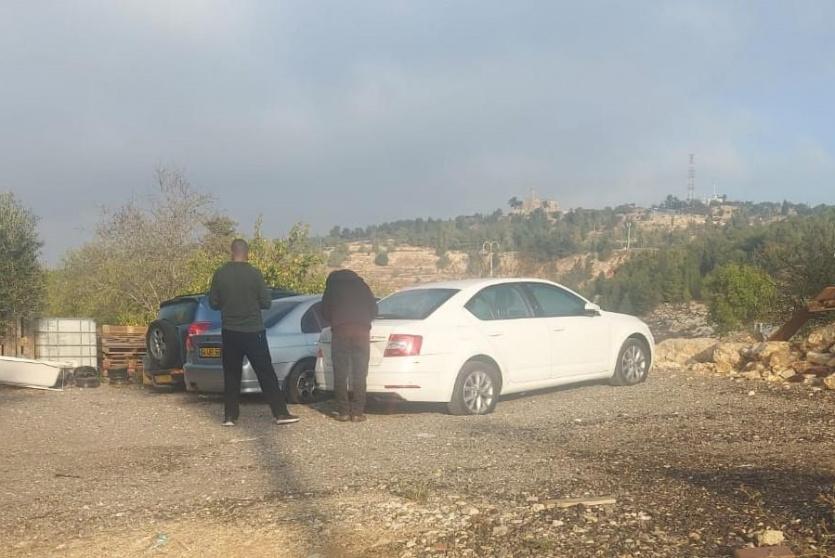 مستوطنون يعطبون إطارات مركبات فلسطينية في بيت إكسا 