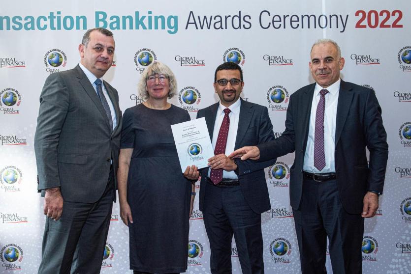 خلال تسليم الجائزة لبنك فلسطين