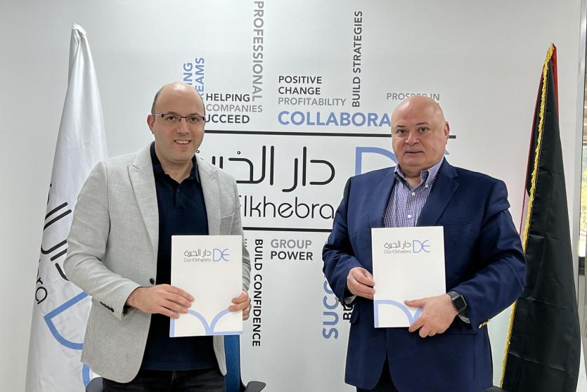 جانب من توقيع الاتفاقية