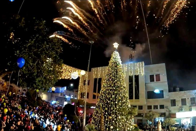 إضاءة شجرة عيد الميلاد المجيد في مدينة بيت جالا