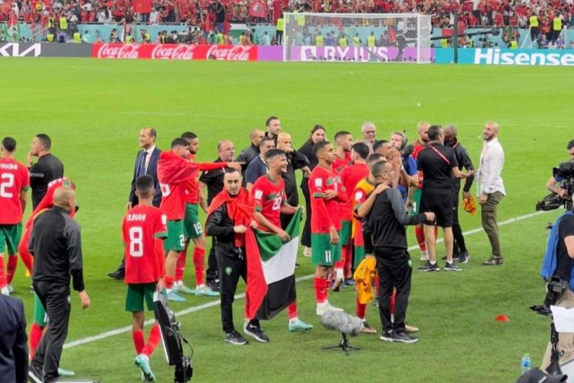 لاعبو المغرب يحتفلون بعلم فلسطين