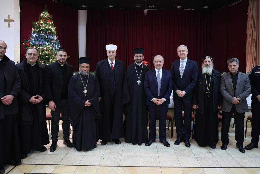 جانب من تقديم  التهاني للمسيحيين بمناسبة عيد الميلاد المجيد في كنيسة سيدة البشارة