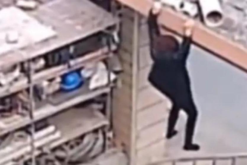 شاهد.. طفل ينقذ أمه من السقوط في آخر لحظة