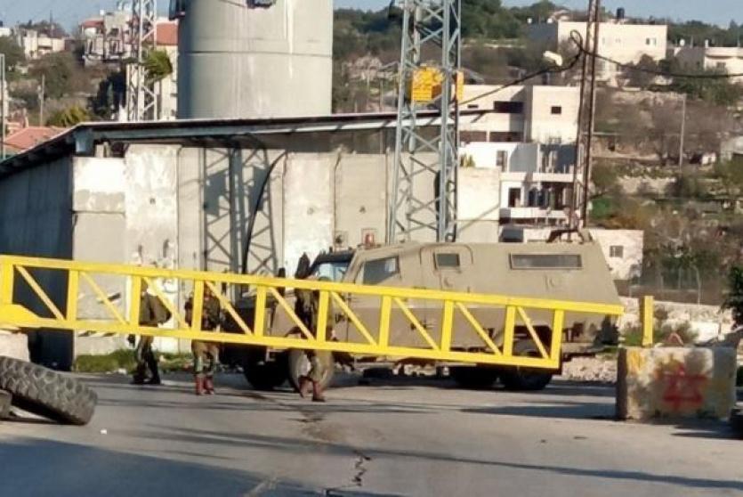 قوات الاحتلال تغلق مدخل بلدة بيت أمر 
