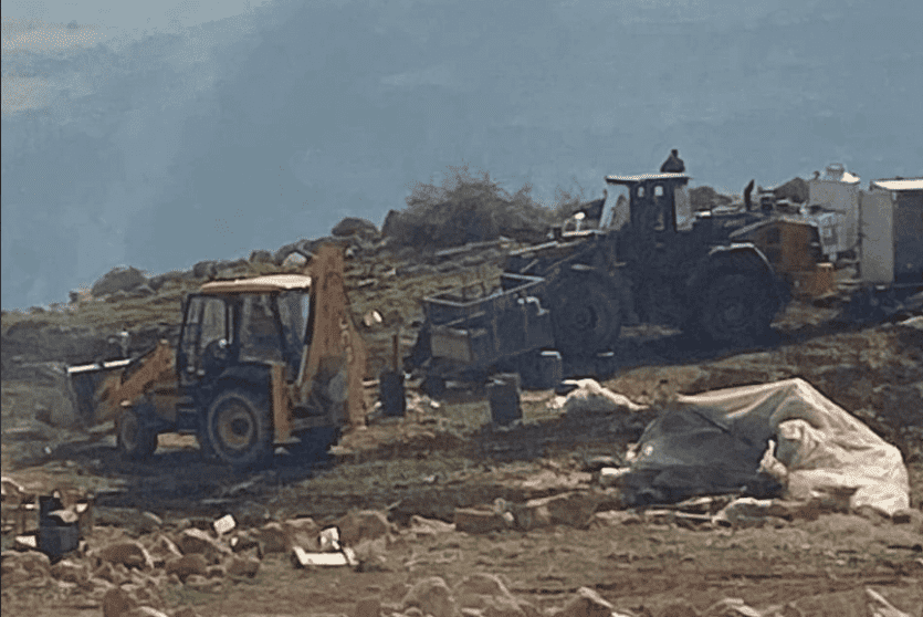 الاحتلال يشرع بهدم خيام سكنية وحظائر أغنام في دوما