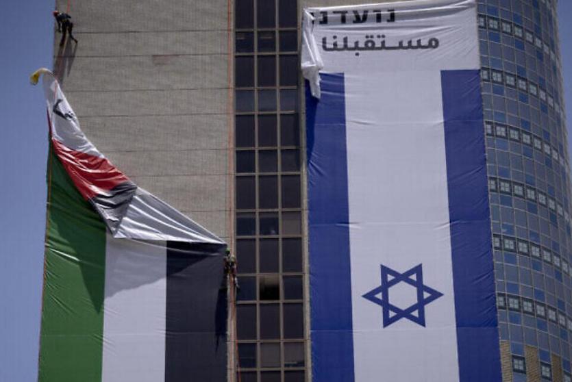 إزالة علم فلسطيني عن مبنى من قبل السلطات الإسرائيلية بعد أن رفعته مجموعة مناصرة للتعايش بين الفلسطينيين والإسرائيليين، في رمات غان - أرشيف