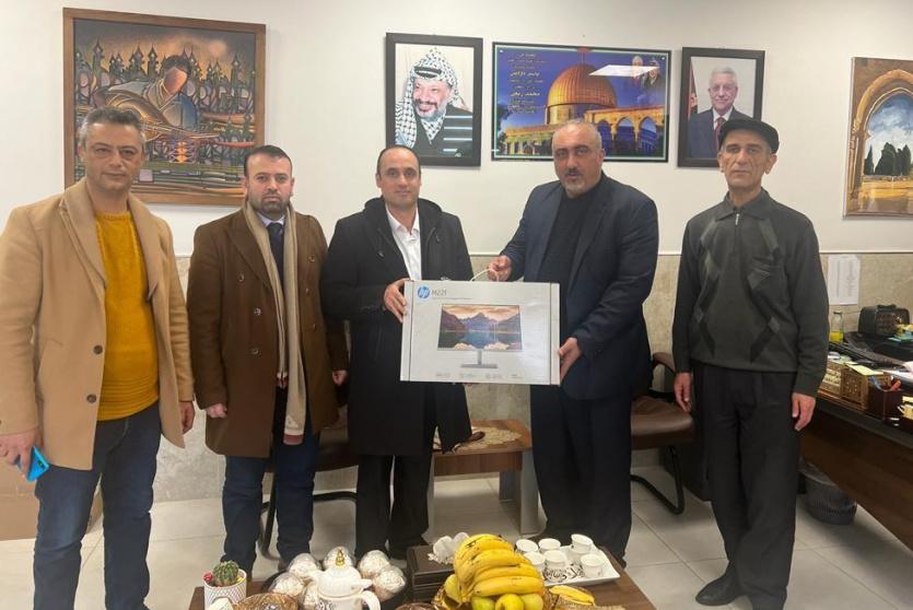 شركة المشروبات الوطنية كوكاكولا/ كابي تتبرع بأجهزة حاسوب لمستشفى دورا الحكومي