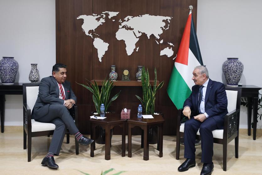 اشتية خلال لقائه الوزير لورد طارق أحمد