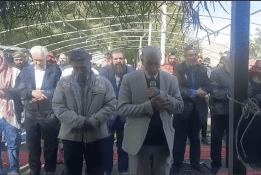 الصلاة في الخان الأحمر