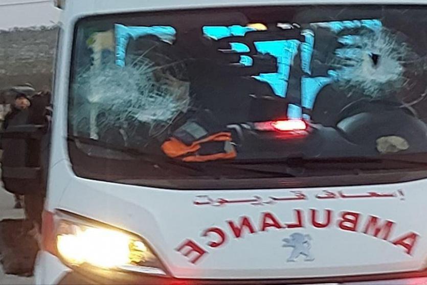 مستوطنون يعتدون على مركبة إسعاف