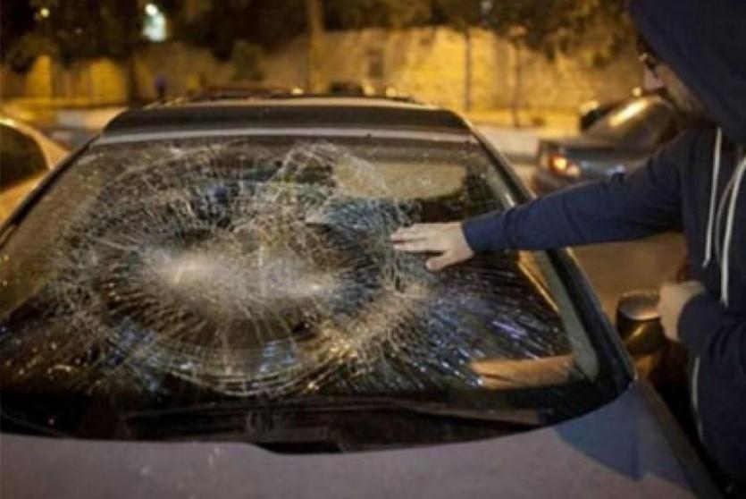 مستوطنون يعتدون على ممتلكات الفلسطينيين ومركباتهم - أرشيف