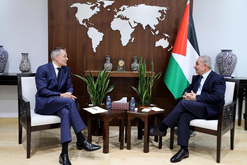 رئيس الوزراء محمد اشتية خلال لقائه وزير الدولة للسياسة الخارجية الدنماركية