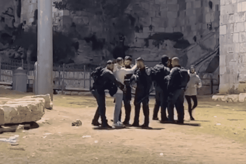 الاحتلال يعتقل شابا بالقدس