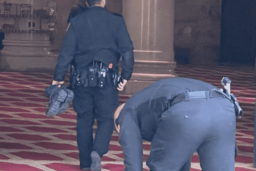  شرطة الاحتلال تقتحم المصلى القبلي