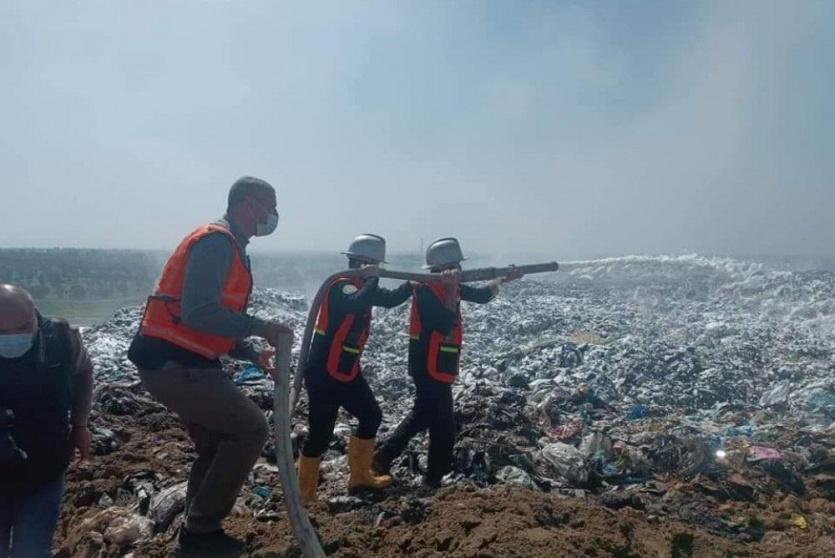 السيطرة على حريق مكب النفايات