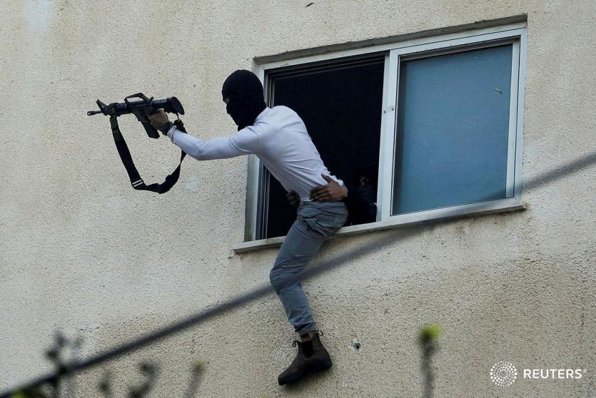 مقاوم فلسطيني يطلق النار