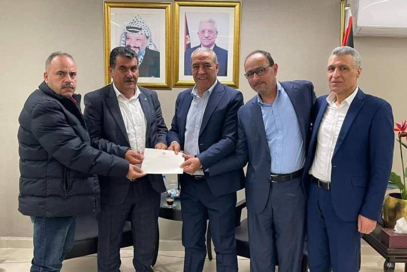 خلال تسليم المكرمة القطرية