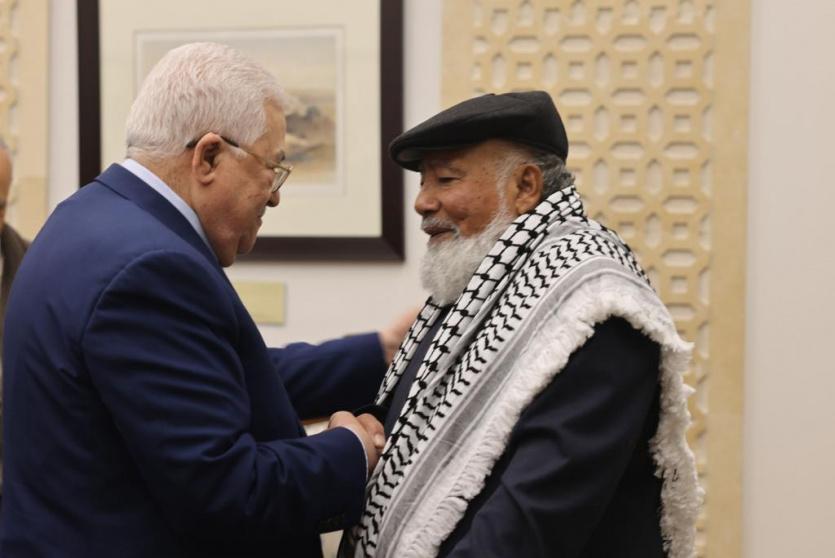 الرئيس محمود عباس وشيخ الأسرى فؤاد الشوبكي