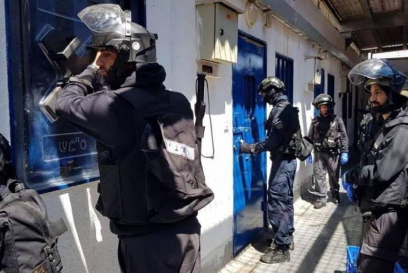 قوات القمع الإسرائيلية تقتحم أقسام السجون - أرشيف