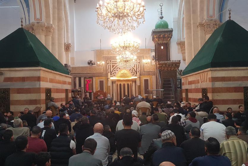 الآلاف يؤمون الحرم الإبراهيمي في الجمعة الأولى من رمضان
