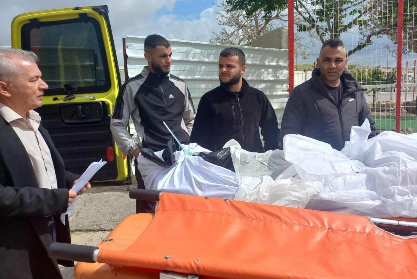 لحظة تسلم جثمان الشهيد الأسير أحمد بدر عبد الله ابو علي