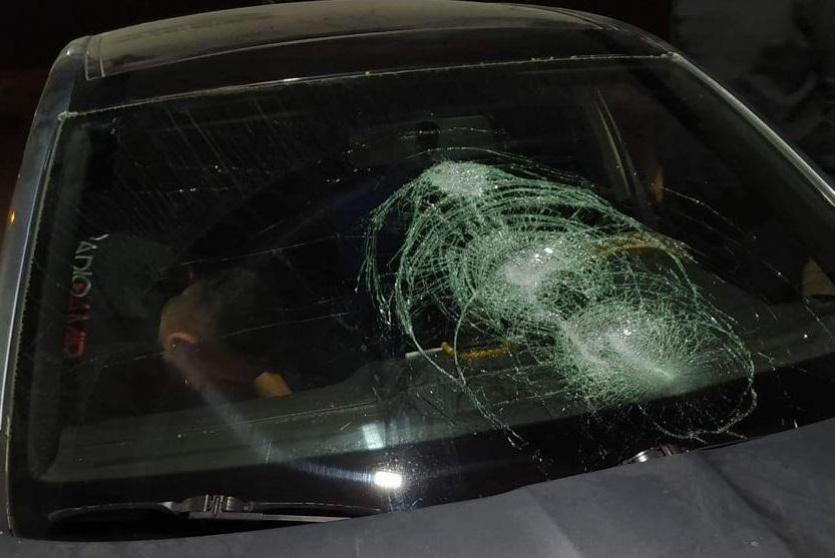 مستوطنون يهاجمون مركبات المواطنين على مدخل البيرة الشمالي