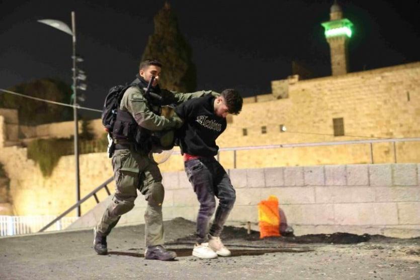 قوات الاحتلال تعتقل شابا فلسطينيا - أرشيف