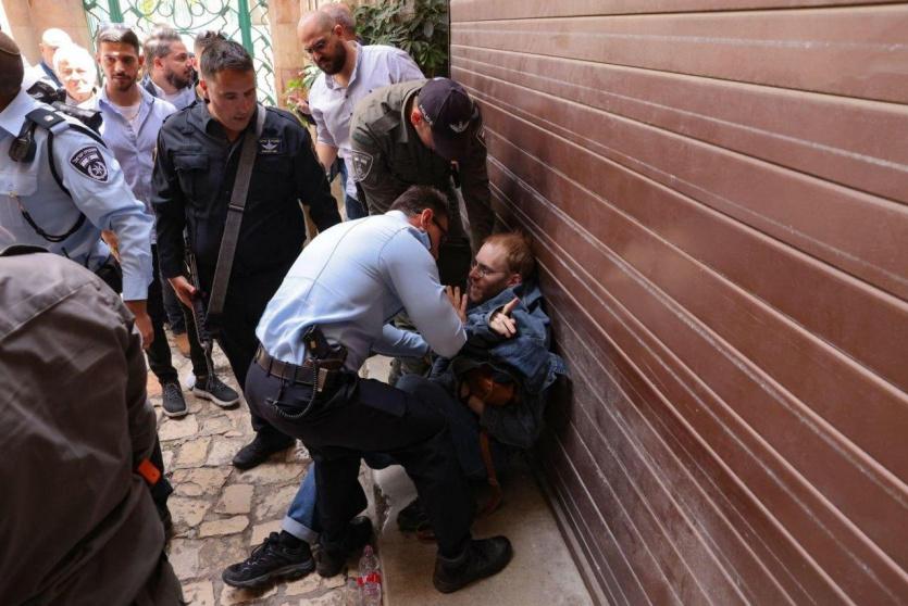 قوات الاحتلال تعتدي على المحتفلين المسيحيين في القدس