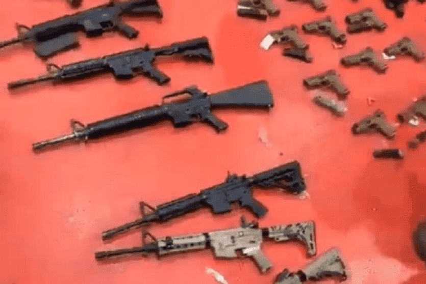 صورة نشرها الاحتلال للأسلحة التي زعم أن النائب حاول تهريبها