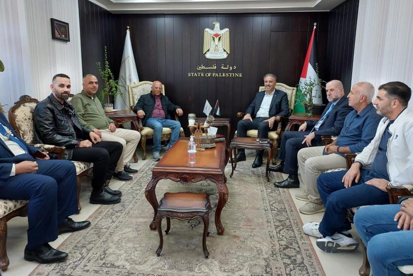 الوزير عساف يستقبل الأسير المحرر القائد كريم يونس