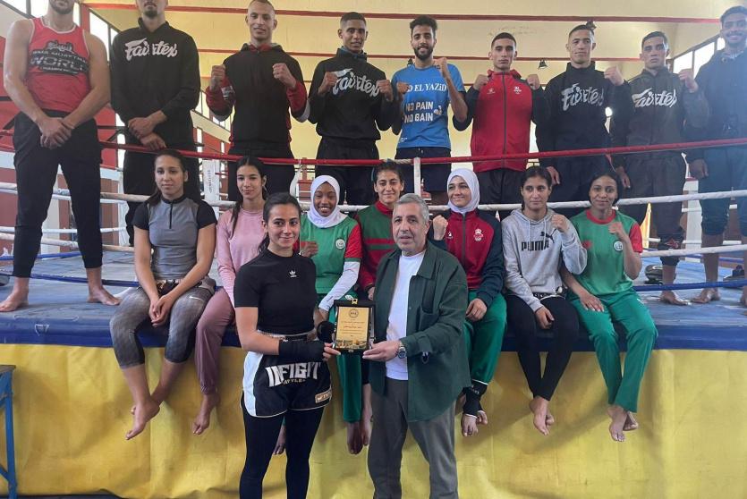 اللاعبة نورا أبو ناب تسلم درعا تكريميا لرئيس الجامعة الملكية لرياضات الكيك بوكسينغ