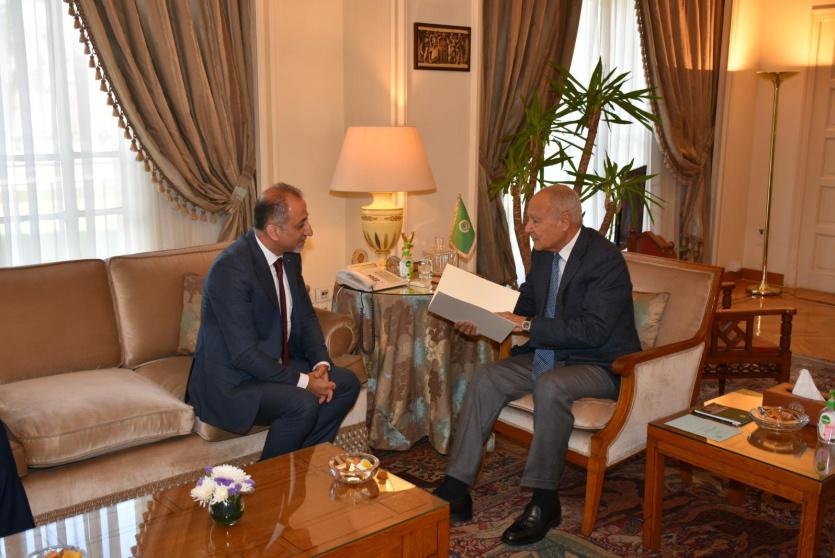 السفير مهند العكلوك يقدم أوراق اعتماده