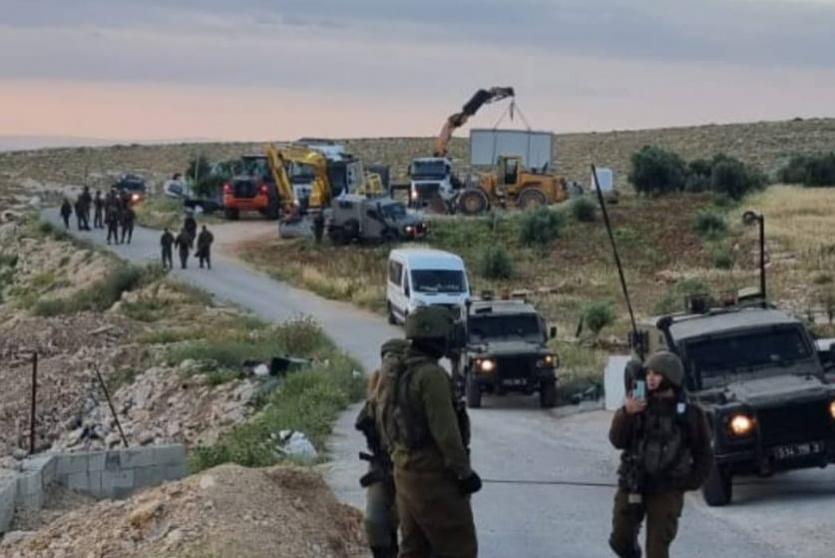 جرافات الاحتلال تهدم  مدرسة تحدي 5 صباح اليوم