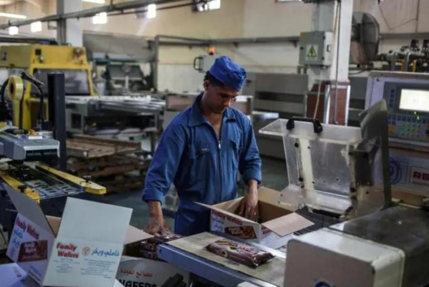 عامل فلسطيني خلال عمله في أحد مصانع قطاع غزة - أرشيف