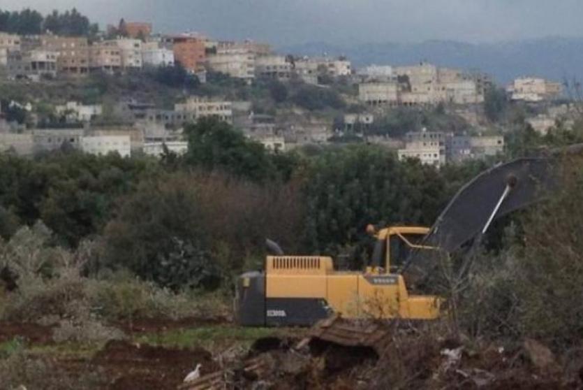 جرافات الاحتلال تعتدي على أراضي الفلسطينيين - أرشيف