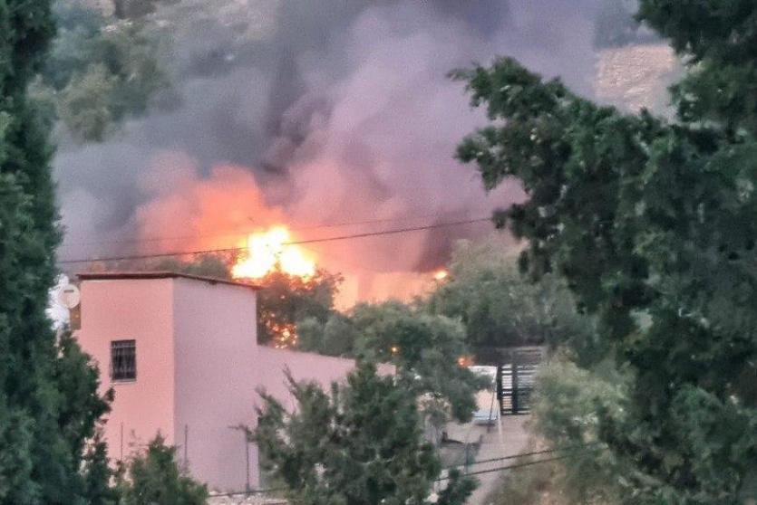 مستوطنون يحرقون بركسا في برقة