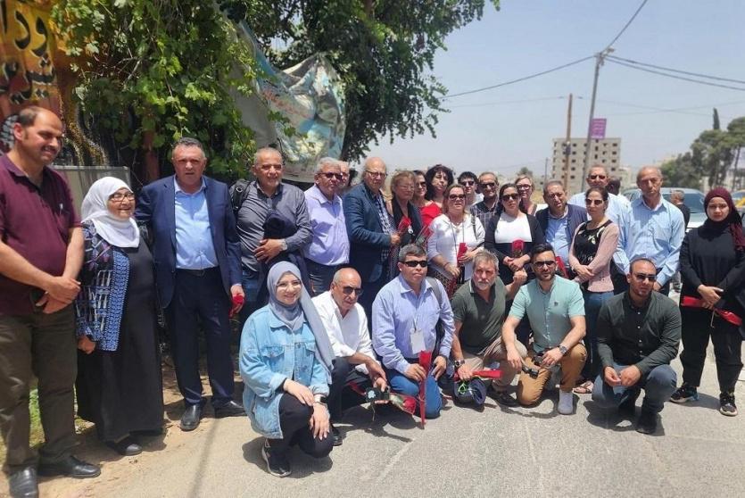 وفد الاتحاد الدولي للصحفيين يضع إكليل زهور بموقع اغتيال أبو عاقلة