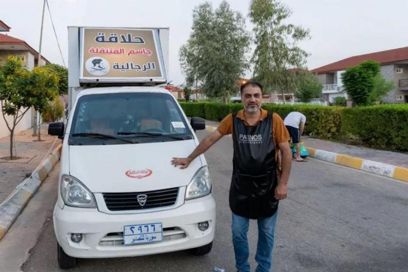 عراقي يحوّل سيارته إلى محل حلاقة متنقل