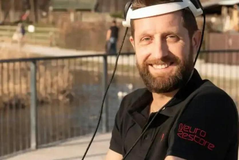 جهاز يعيد مشلولا للمشي