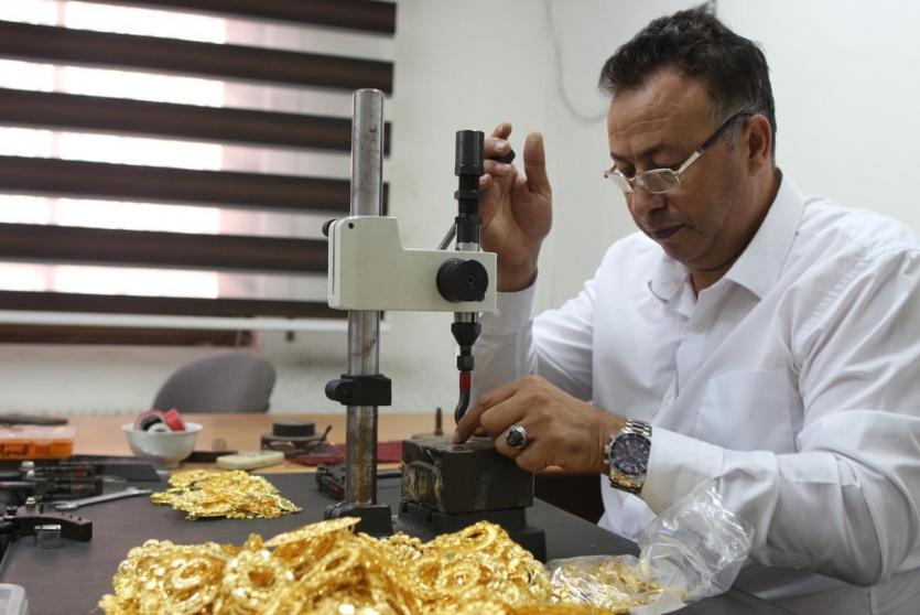 دمغ الذهب في مديرية المعادن الثمينة بوزارة الاقتصاد الوطني