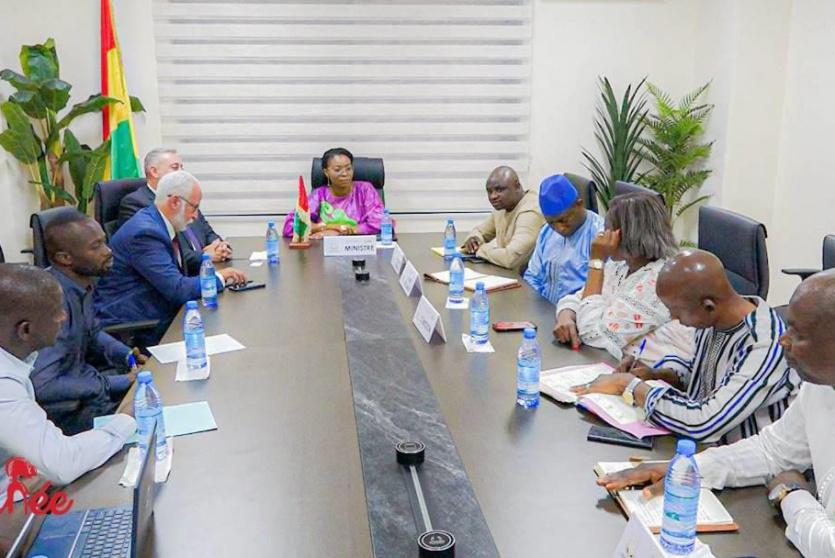 جانب من توقيع الاتفاقية